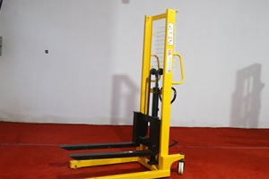 怎樣確定手動堆高車、半電動堆高車和電動液壓叉車的性價(jià)比？