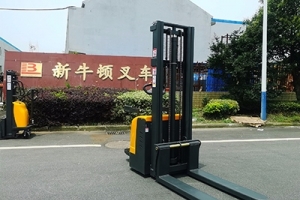 半電動堆高車的使用與全電動叉車有什么相同和區別？
