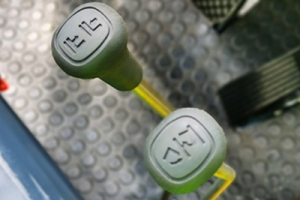 購買電動(dòng)液壓叉車只看叉車報(bào)價(jià)嗎？