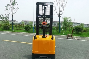 電動(dòng)堆高車日常有那些操作規(guī)范呢？