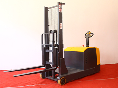 半電動(dòng)堆高車和全電動(dòng)堆高車對(duì)比