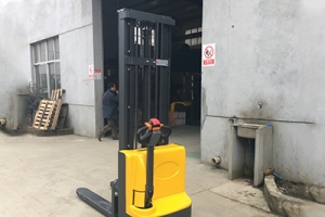購買電動堆高車只看報價可以嗎？