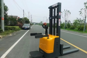 操作電動堆高車前需要做哪些準備工作？