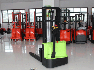 2種不同步行式電動堆高車詳細介紹！