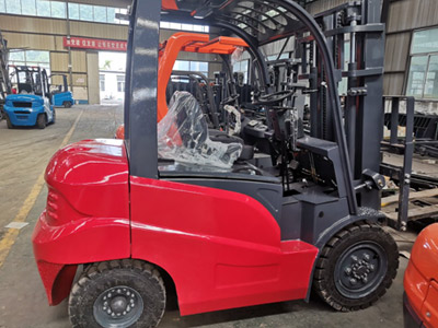 定制生產的3噸經濟型柴油叉車亮點展示