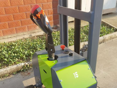 越野式電動堆高車