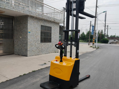 易操作上手 全電動(dòng)站駕堆高車(chē)4大優(yōu)勢(shì)講解