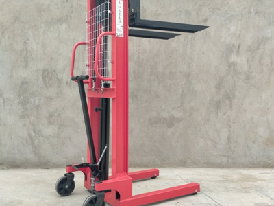 手動液壓堆高車現(xiàn)貨供應(yīng)　性能值得信賴