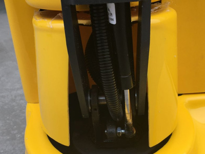 電動(dòng)堆高車細(xì)節(jié)展示