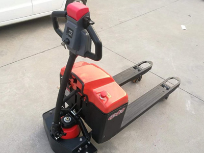 步行式全電動搬運車哪家好？新牛頓叉車閃亮登場