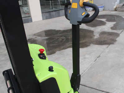 叉車生產制造廠家：江蘇省新牛盾叉車很給力