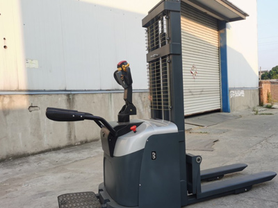 輕便型站駕式堆高車