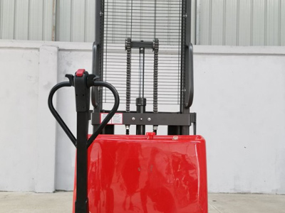 倉庫小、預算有限?這款半電動堆高車真的很友好