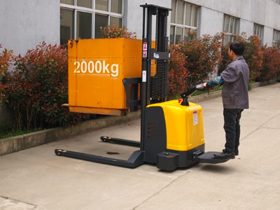 站駕式電動(dòng)堆高車