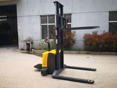 新牛盾非標定制站駕式電動堆高車靠譜嗎？