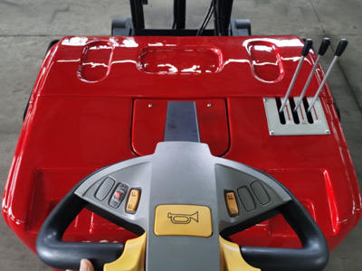 平衡重堆高車細節