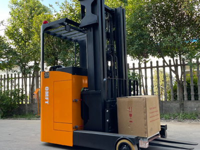 站駕式前移堆高車