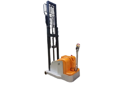 步行式與站駕式平衡重堆高車對比 看完再選不踩坑