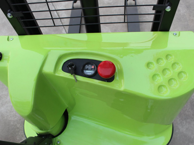 蓄電池電動叉車維修難？記住這幾點少花冤枉錢