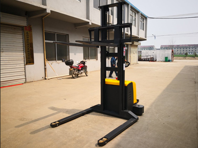 跨腿電動堆高車性價比高 免維護電池更省心