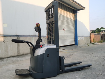 雙托盤堆垛機(jī)轉(zhuǎn)彎靈活嗎？倉(cāng)庫(kù)用過(guò)都說(shuō)好