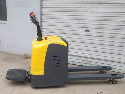 想讓電動(dòng)托盤車耐用？日常保養(yǎng)要做到位